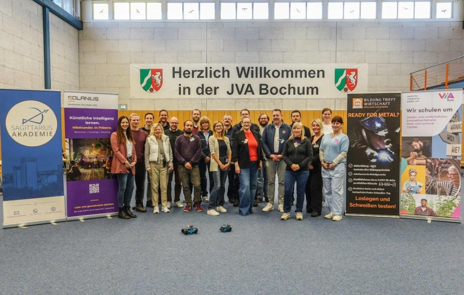 Gruppenbild aller Aussteller des Berufsinformationstags in der JVA Bochum